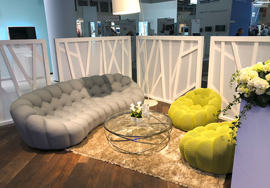Lounge-Bereich mit Design Sofa