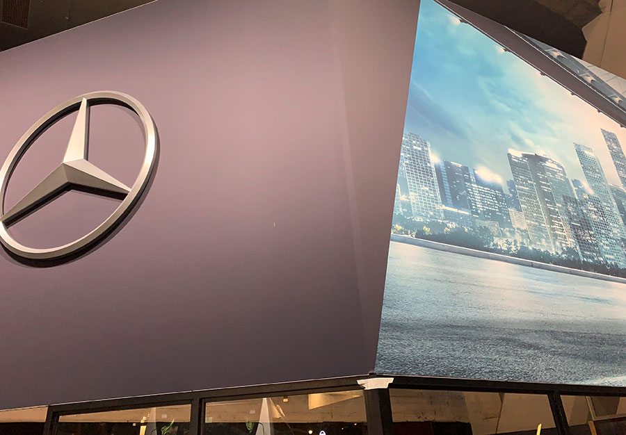 Montage für großen Stand für Mercedes Benz